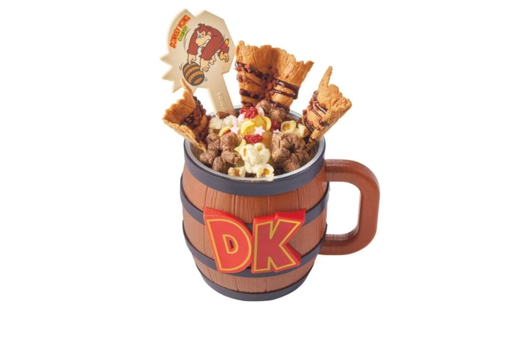 USJ食べ歩きおすすめ「「DK クラッシュ・ホットシェイクサンデー ~バナナチョコ・フレーバー~ 樽マグカップ付き」