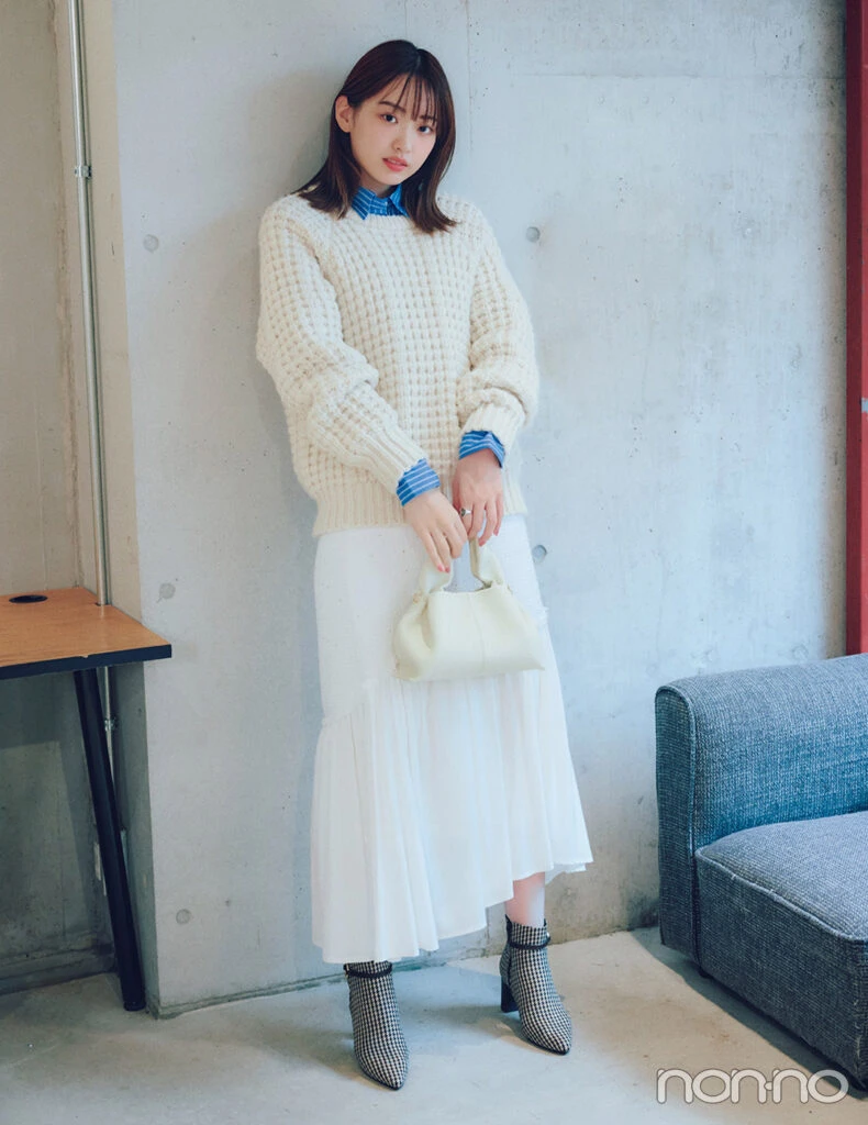 白ニット×シャツ×白スカートの可愛い白ニットコーデ