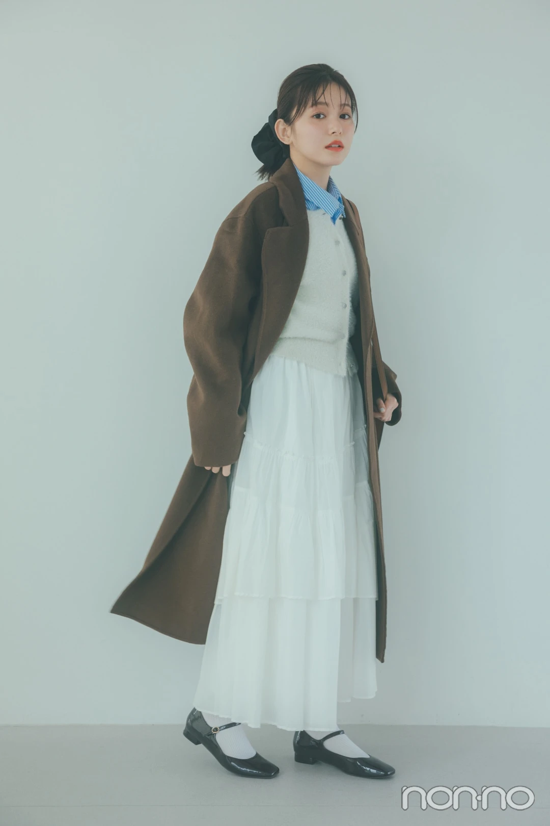 ブラウンのロングコート×ティアードスカートの美術館コーデ