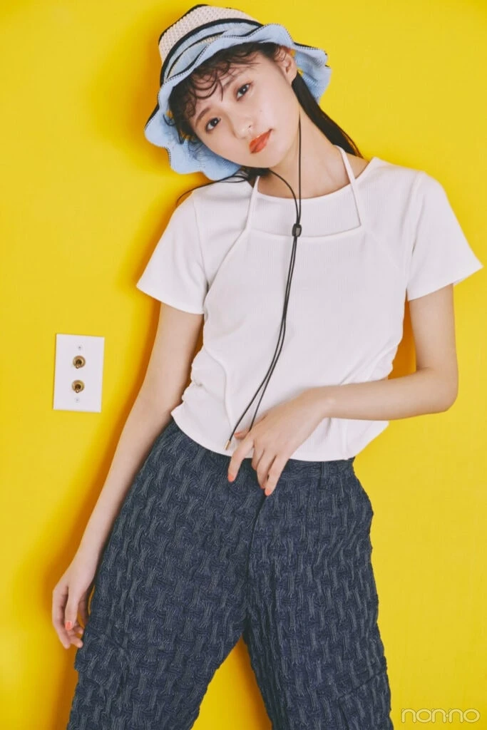 遠藤さくらのホルターネックレイヤードTシャツの寄り