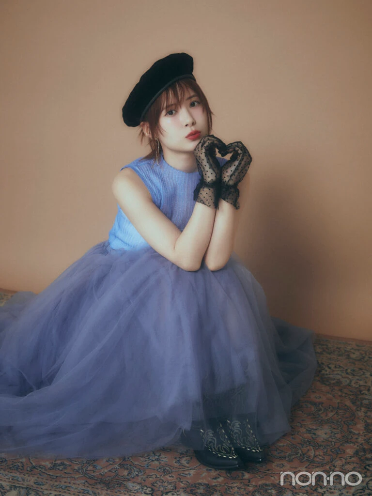 帽子と手袋がクラシカルなチュールスカート姿のモーニング娘。’25生田衣梨奈さんが♡ポーズをしている様子