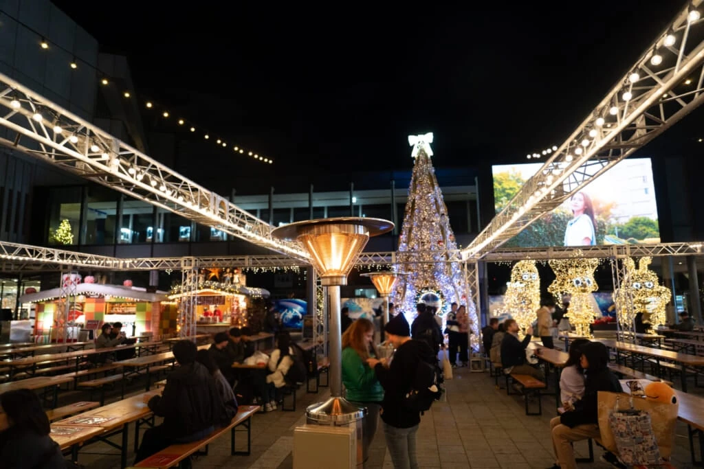 東京スカイツリータウン　クリスマスマーケット外観　奥にクリスマスツリー