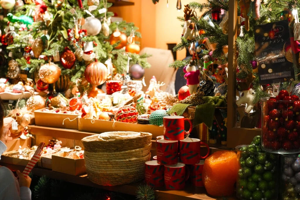 麻布台ヒルズ クリスマスマーケット　Kerst Bloem　外観　オーナメントがたくさんある