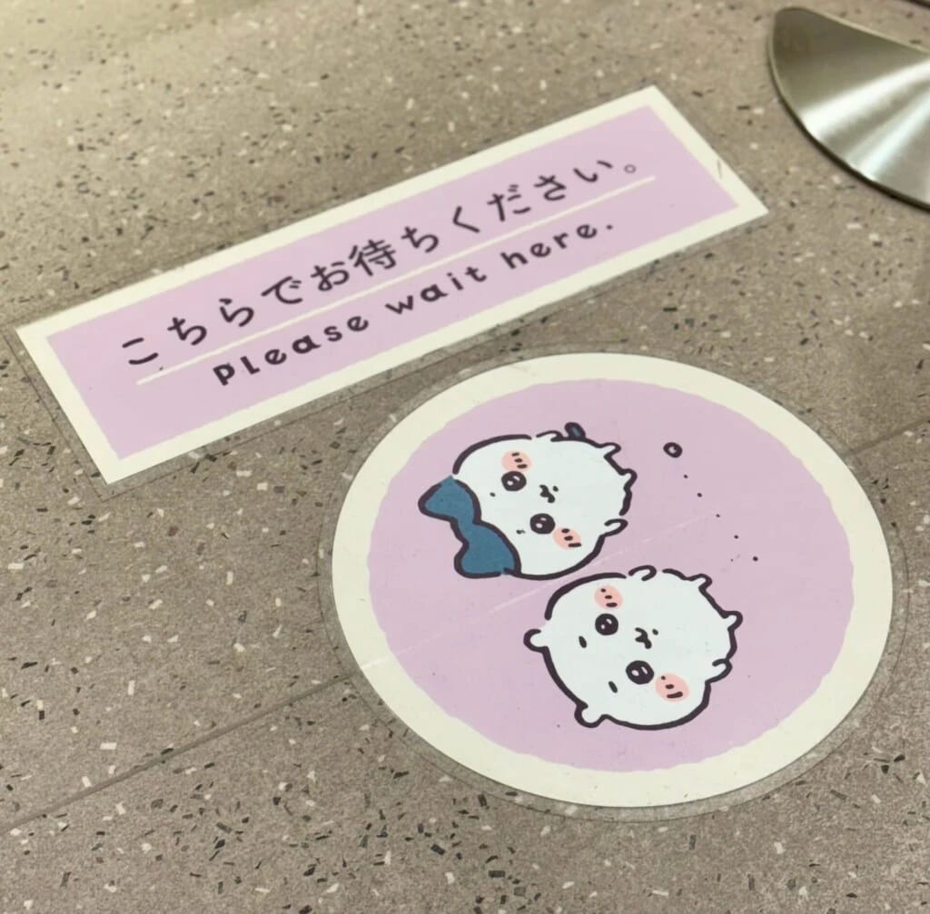 ちいかわもぐもぐ本舗川越レジ前足元