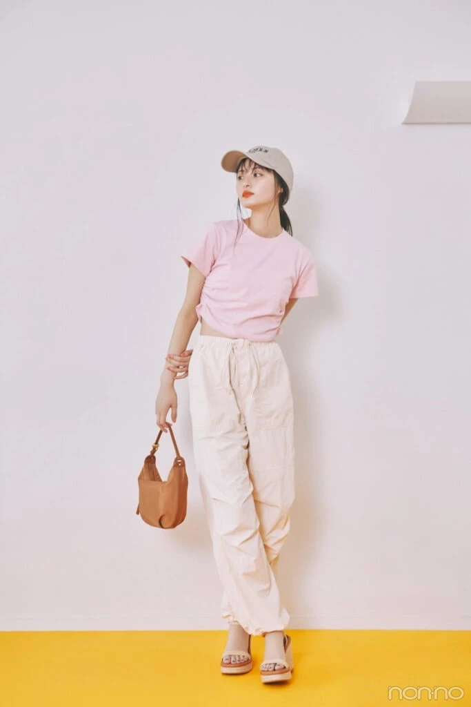 遠藤さくらのサイドシャーリングT シャツの全身