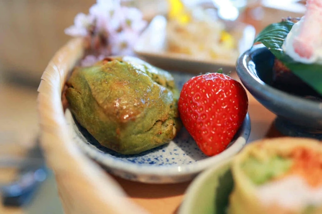 GREEN SPRINGS（グリーンスプリングス）　苺の花籠アフタヌーンティー　抹茶とホワイトチョコの酒種酵母スコーン