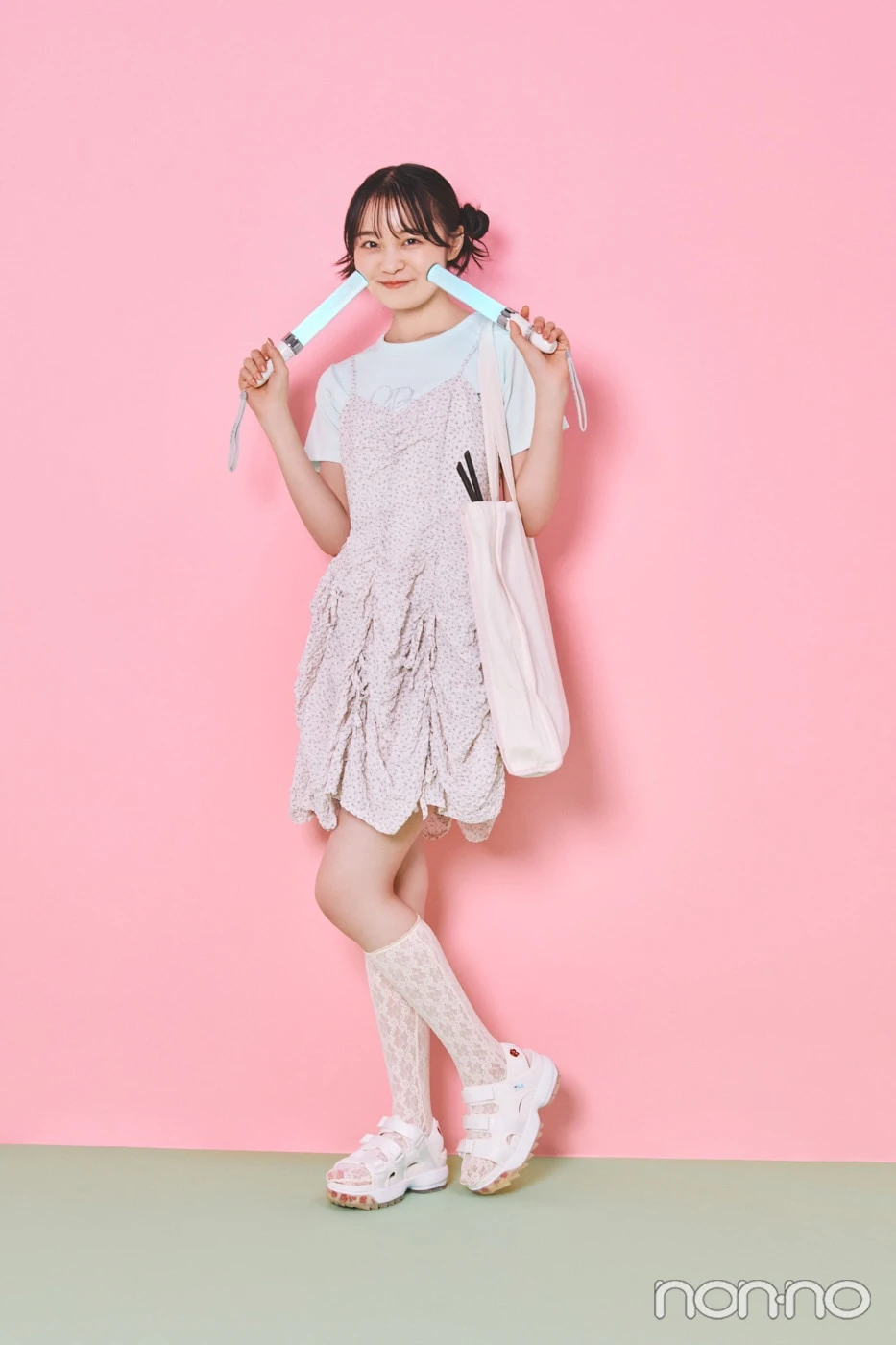 ミントグリーンのTシャツに小花柄のキャミワンピを着た林芽亜里