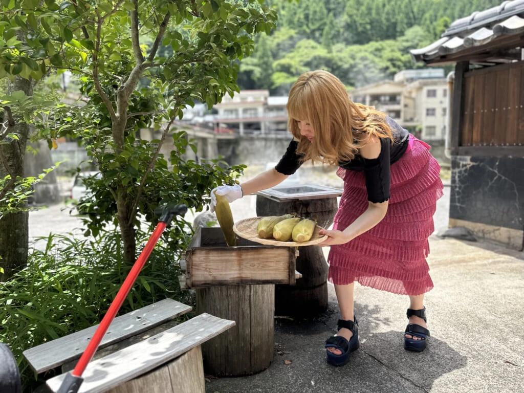 熊本県小国町 蒸し場で蒸されていた「とうもろこし」を取り上げている