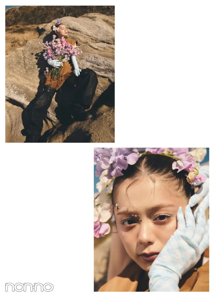 紺野彩夏がスイートピーの花束を持って岩場に座る姿と、スイートピーを頭に被った寄りカット