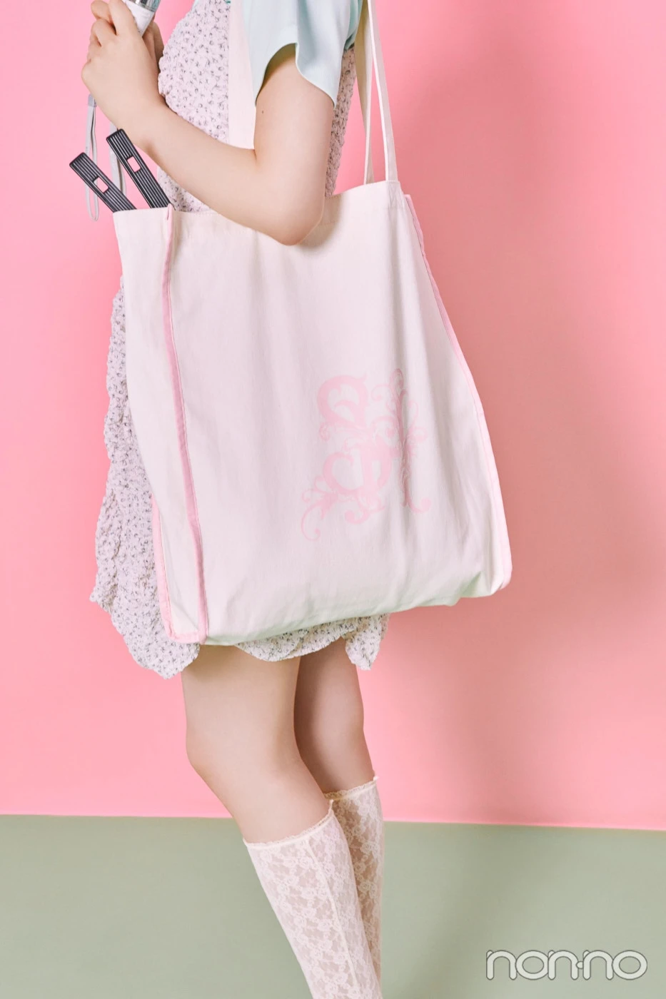 うちわが入ったピンクのトートバッグ