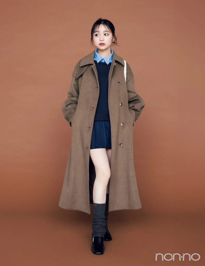 大学生の可愛い冬のデートコーデ　プリーツワンピースを着た女性