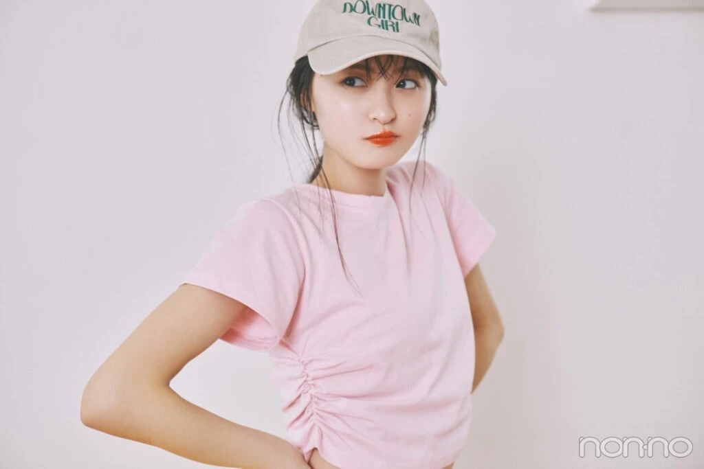遠藤さくらのサイドシャーリングT シャツの正面からの寄り