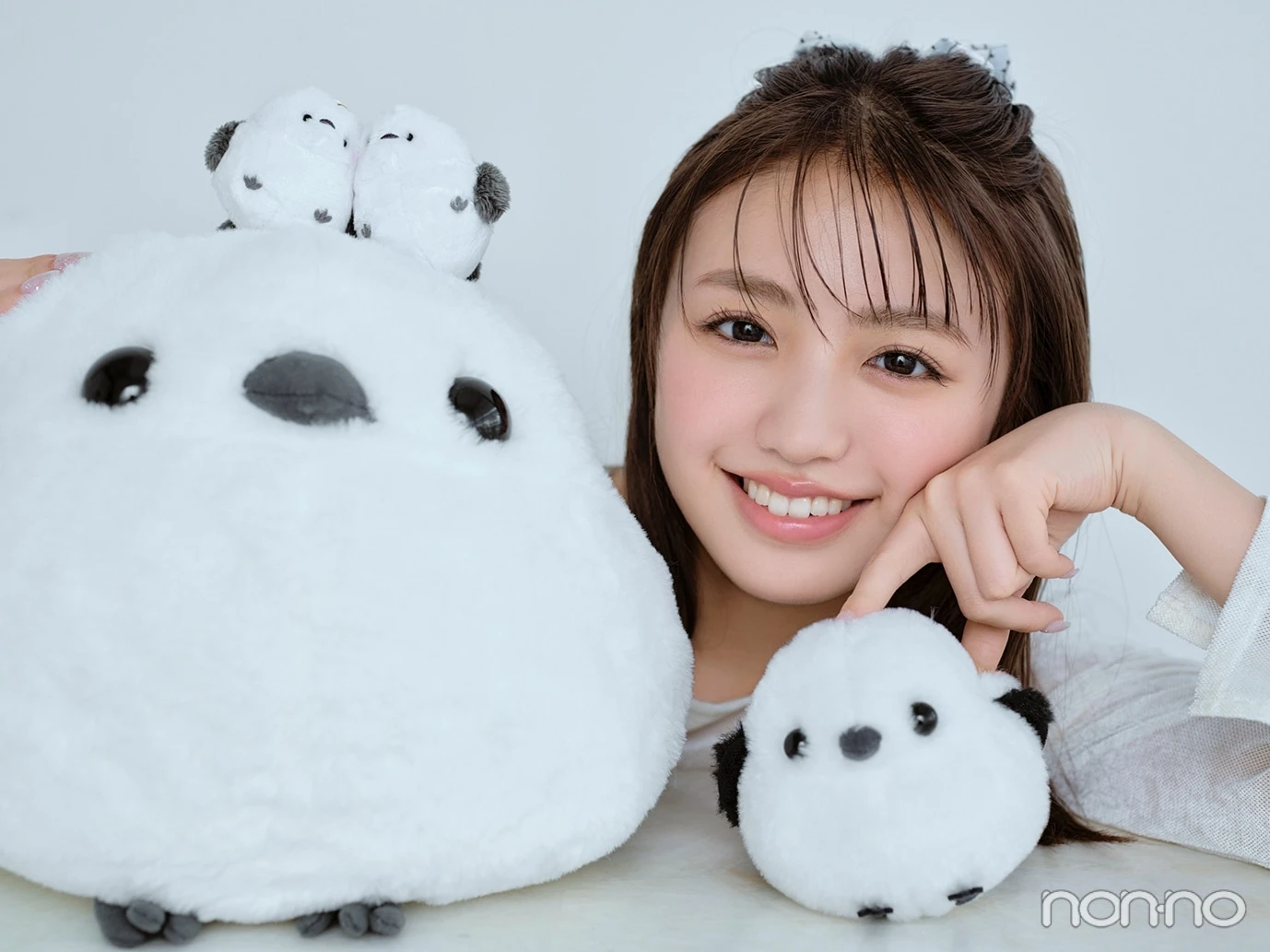 シマエナガのぬいぐるみの横でわらう香音