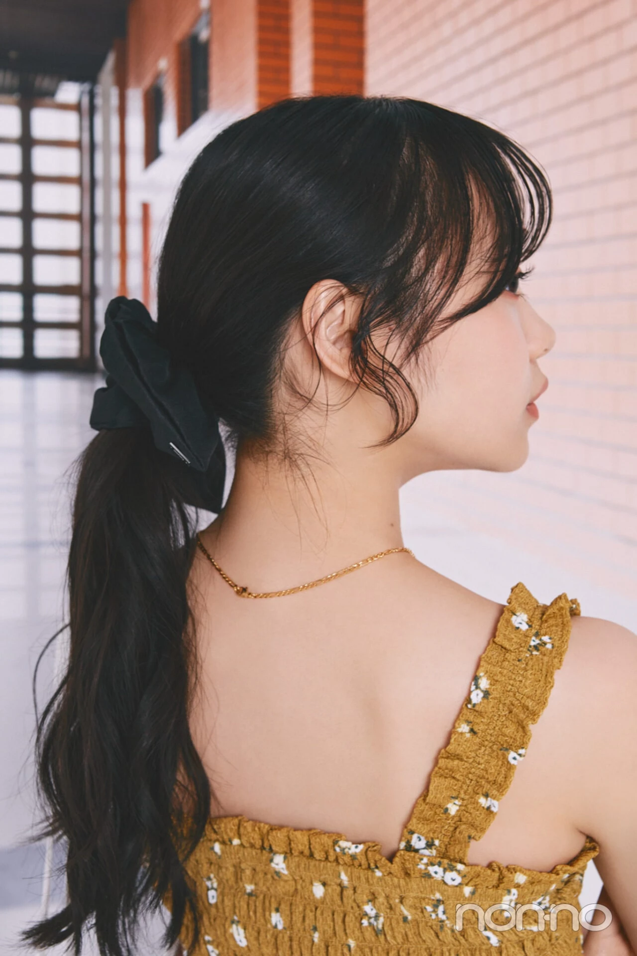 スクエアシュシュを付けた林芽亜里の後ろ姿