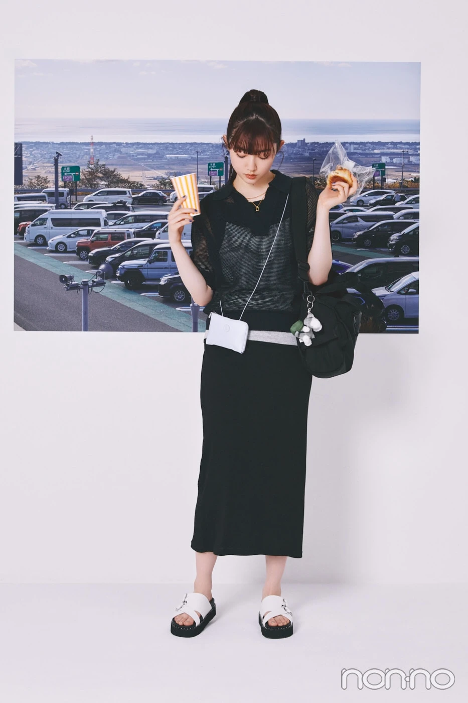 オールブラックコーデを着た小宮山莉渚