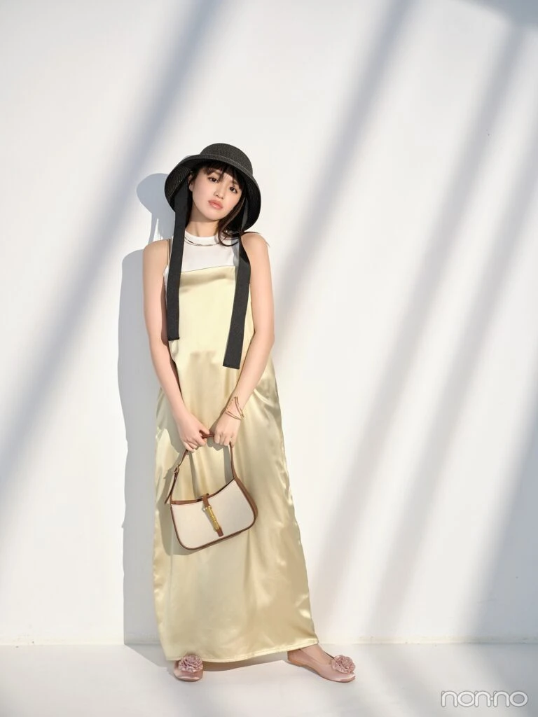 香音が着こなす、ツヤ素材キャミワンピのリゾート風おすすめコーデ
