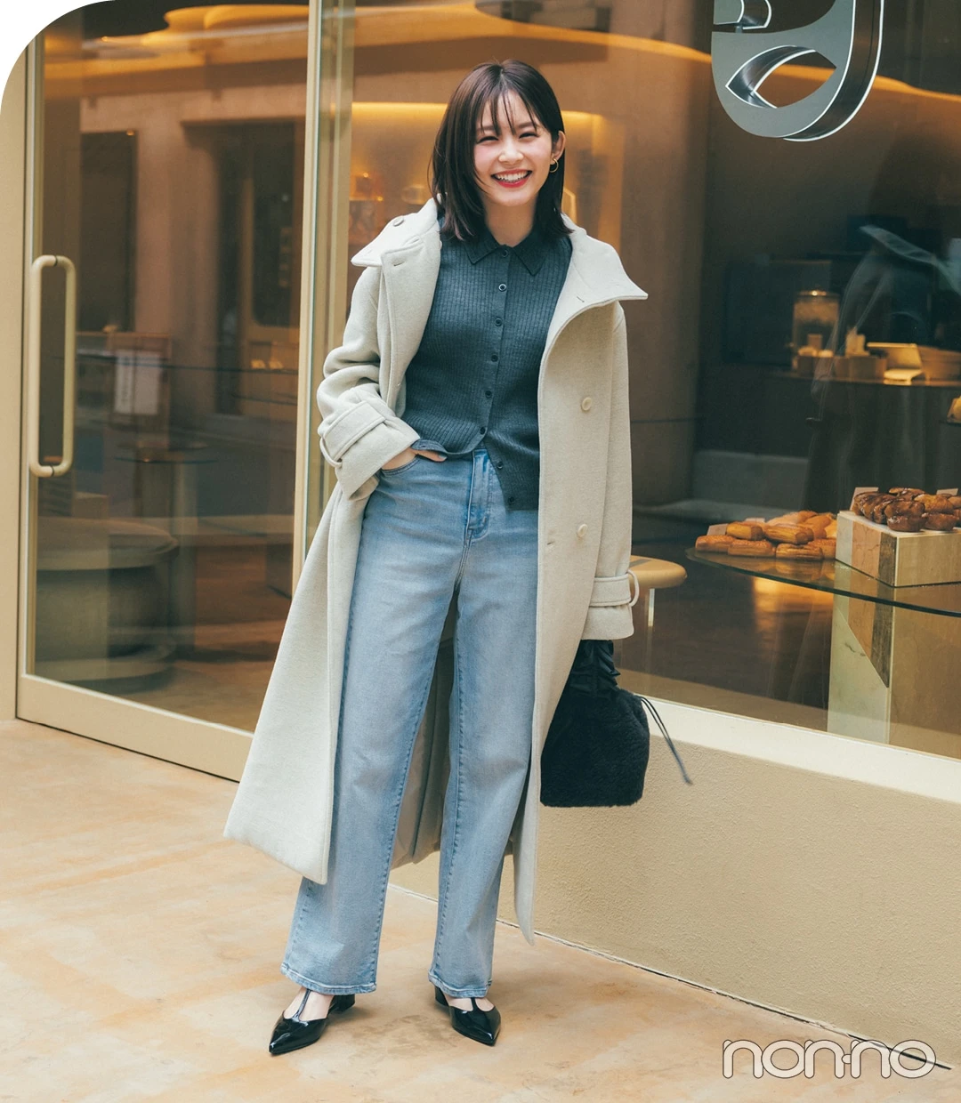 「UNIQLO」の衿つきリブニットを使ったロングコートコーデ