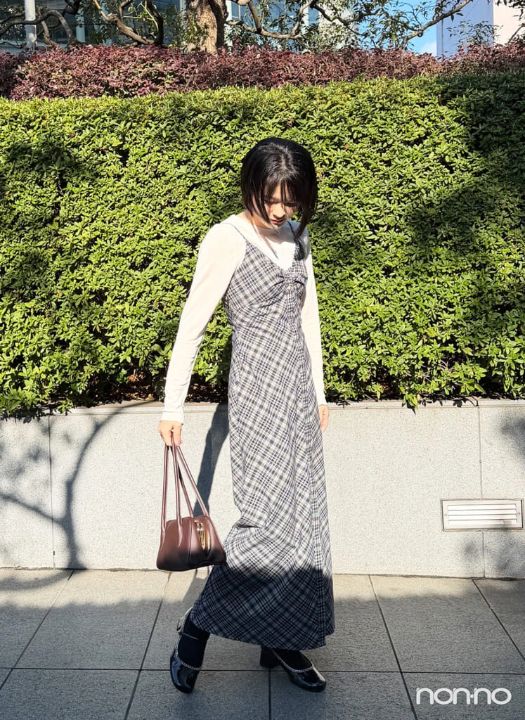 「ソフトシアークルーネックT」とキャミワンピースを合わせたときのコーデ