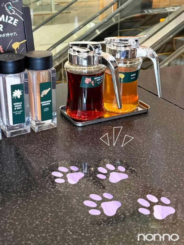 スターバックス店内に隠れるパープルキャット