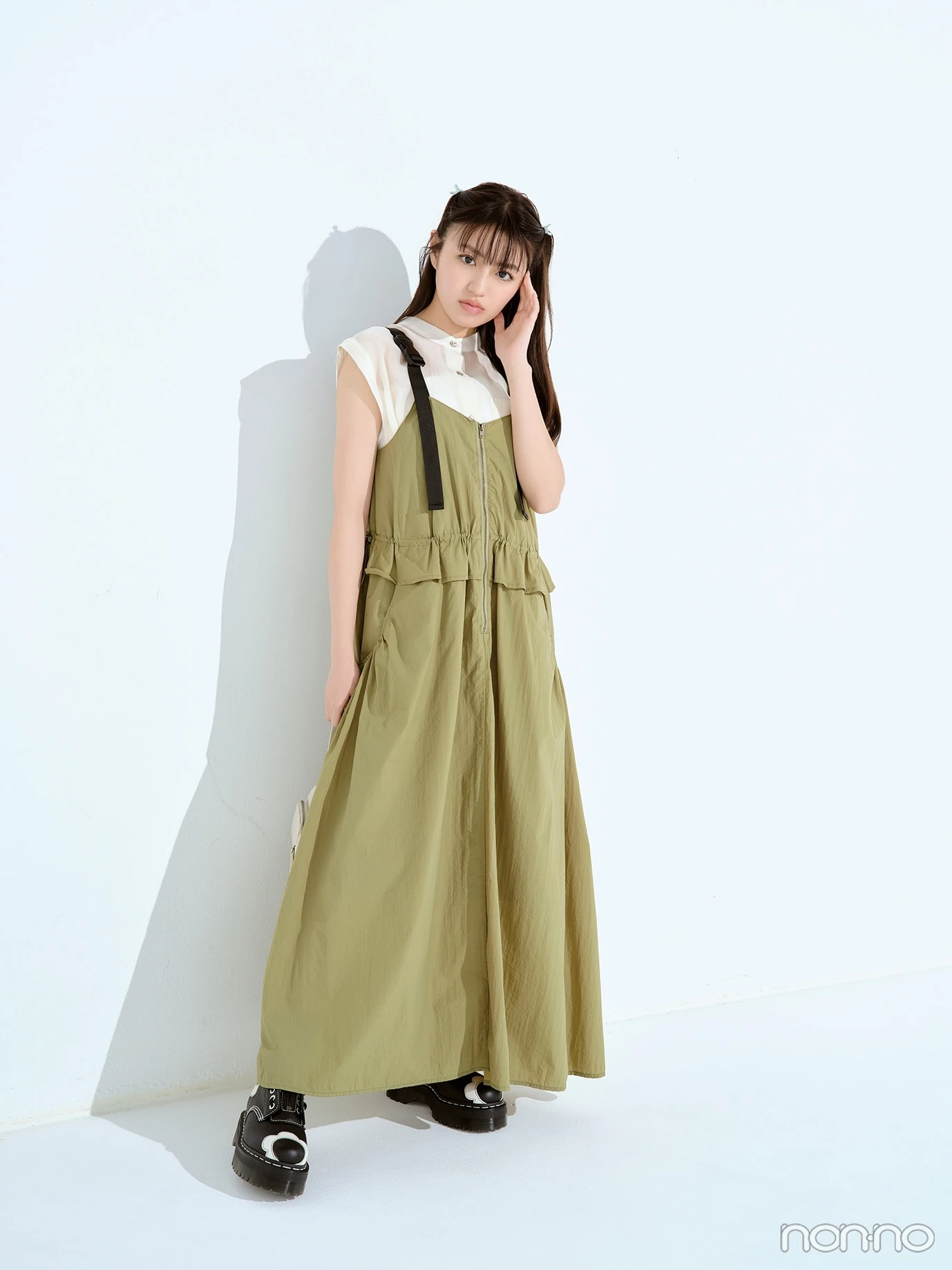 香音が着こなす、辛口肩ベルトワンピのおすすめコーデ