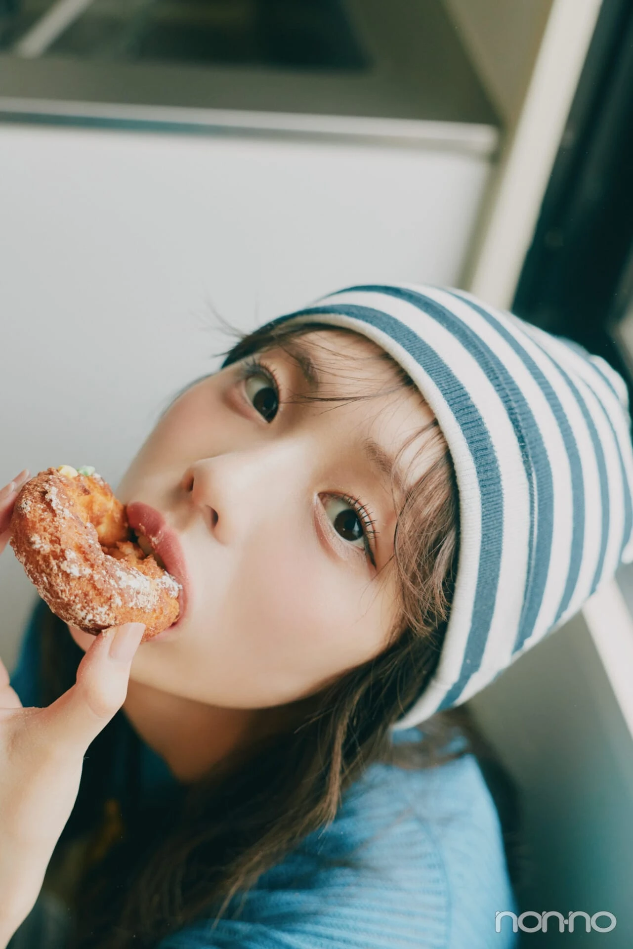 菊地姫奈のひなでぃぐ。第14回ドーナツを食べながら目が合うカット