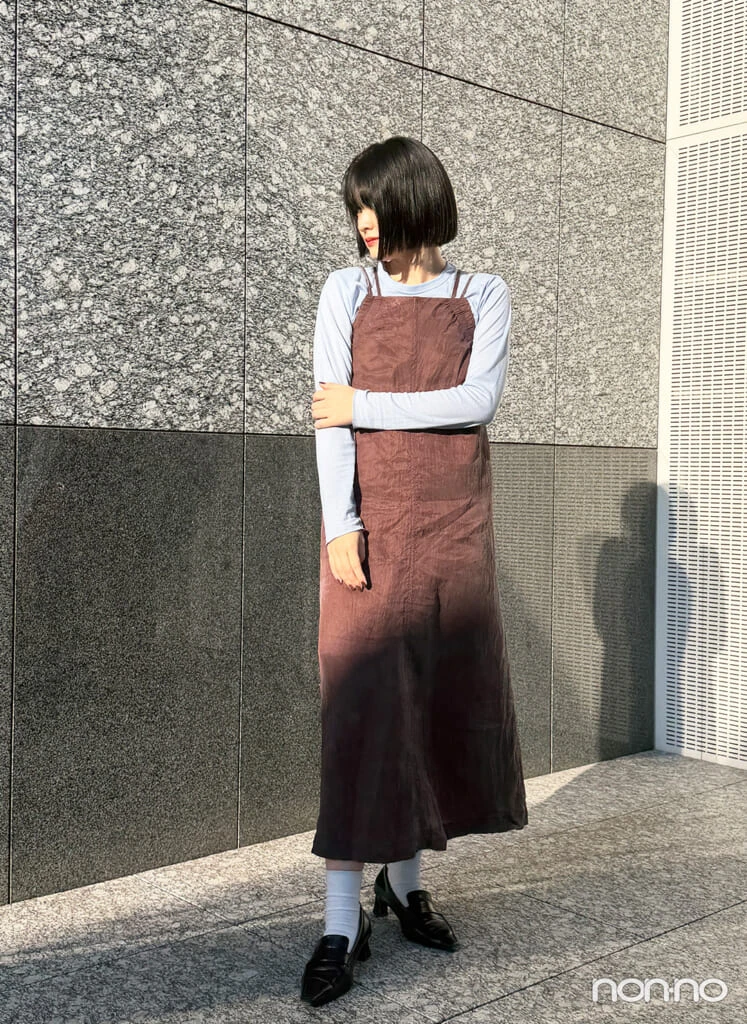 「ソフトシアークルーネックT」とキャミワンピースを合わせたときのコーデ