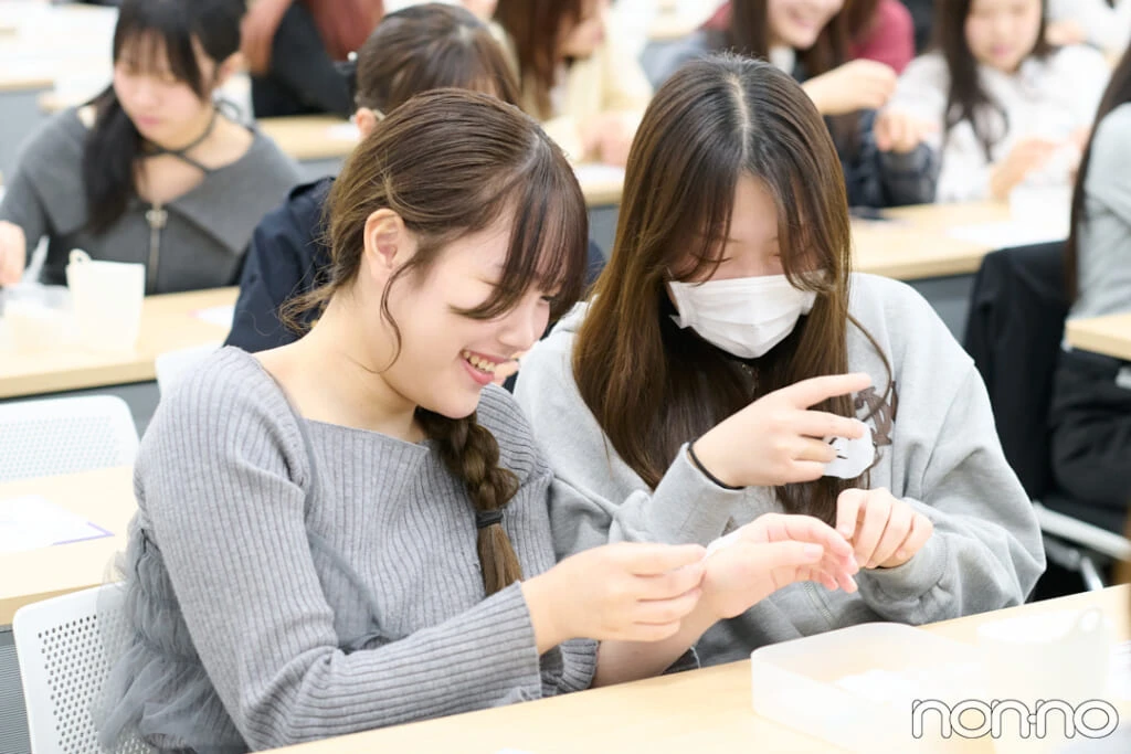 シートマスクをタッチアップする大学生