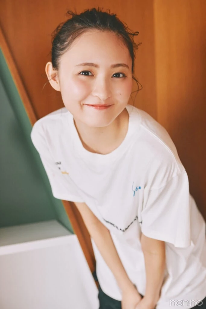 遠藤さくらの手書き風ロゴTシャツの寄り