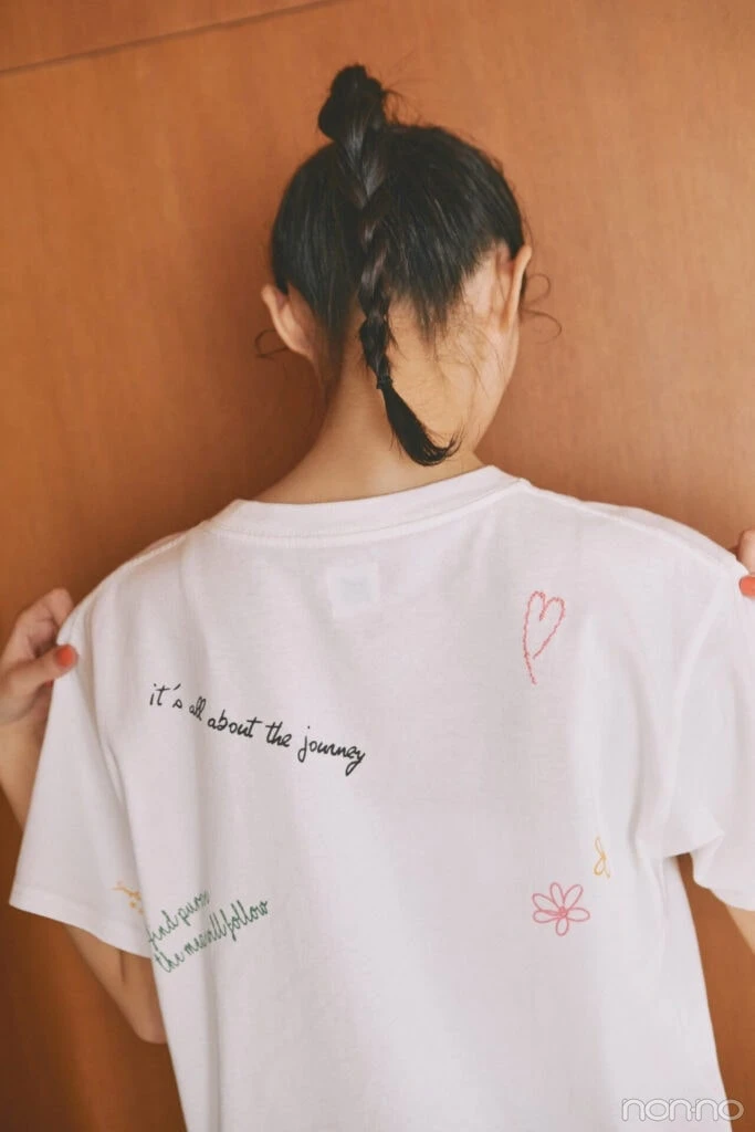 遠藤さくらの手書き風ロゴTシャツのバックデザイン
