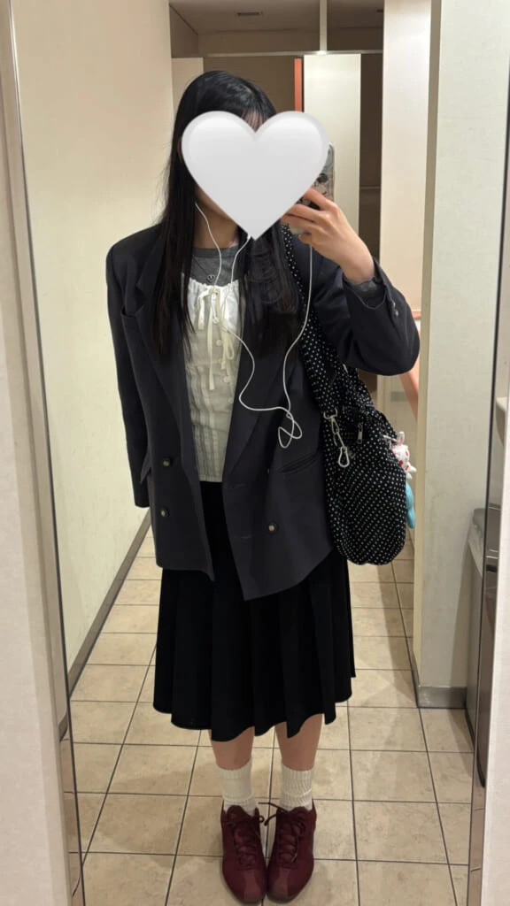 グレーと黒のコーデ