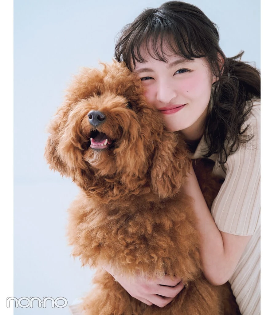ワンちゃんを抱きしめる遠藤さくら