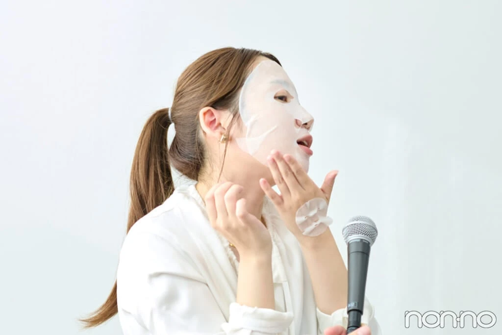 ブランドPR担当の三春憂海さんがシートマスクを顔に貼っている様子