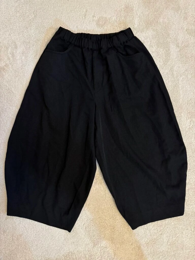 友野一希さんの私服、BLACK Comme des Garçonsのパンツ