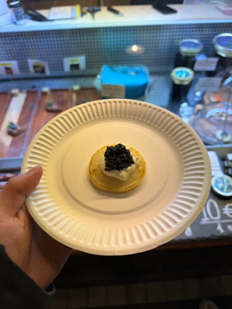 ヘルシンキのオールドマーケットホールで食べたキャビア