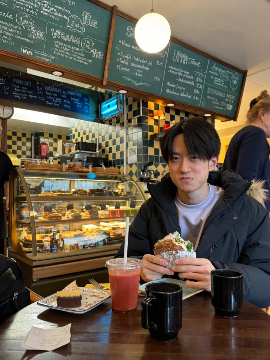 ヘルシンキのカフェで過ごす友野一希さんと山本草太さん