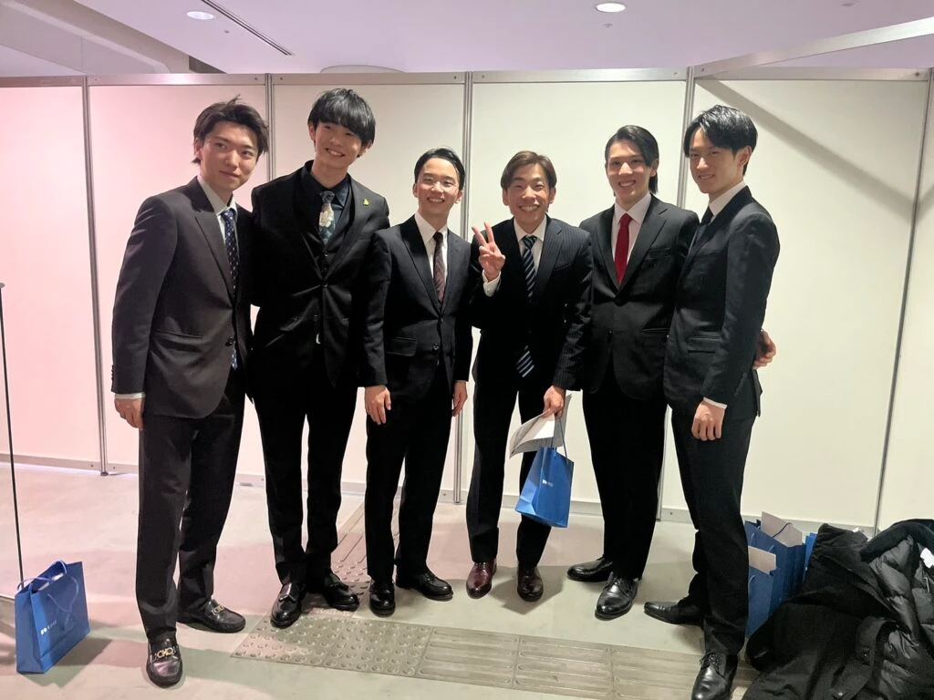 全日本選手権会場でスケーター仲間と記念撮影をする友野一希さん