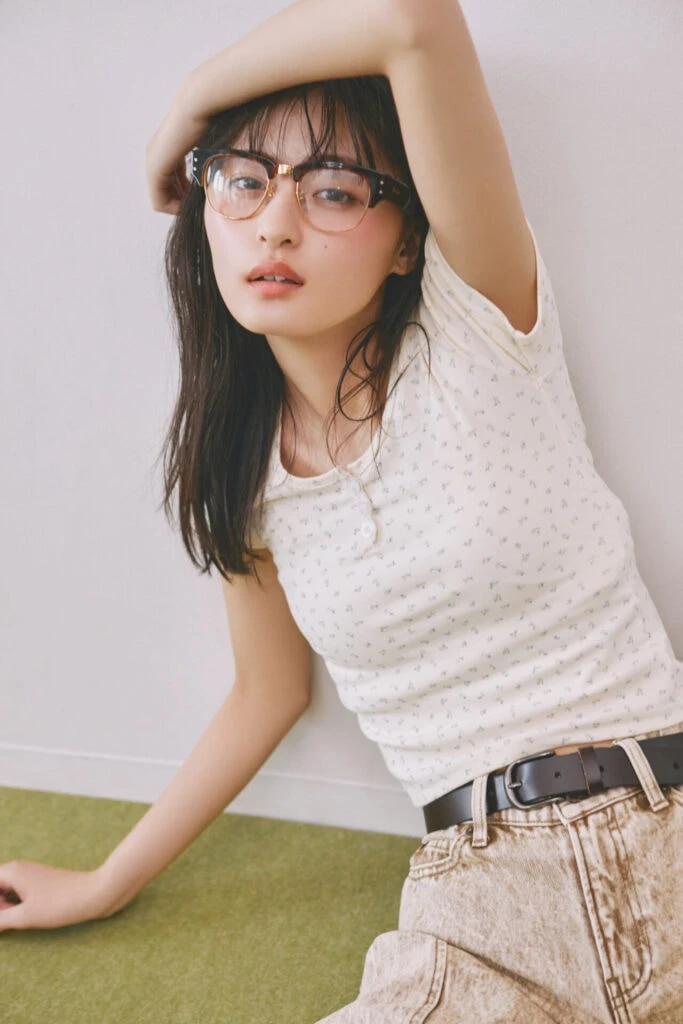 ラブリーフラワーTシャツを着て座っている遠藤さくら