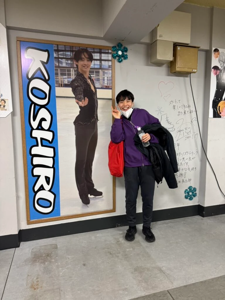 イヨテツスケートリンクで島田高志郎さんと記念撮影する友野一希さん