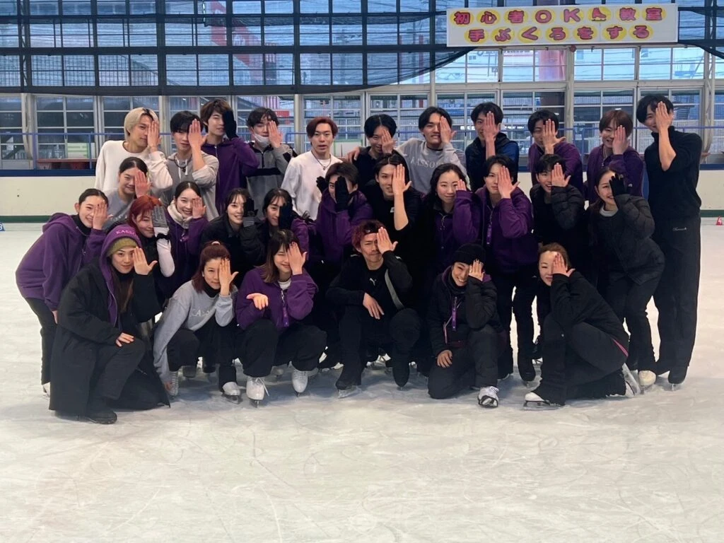 「滑走屋」ポーズでのキャスト、スタッフ集合写真