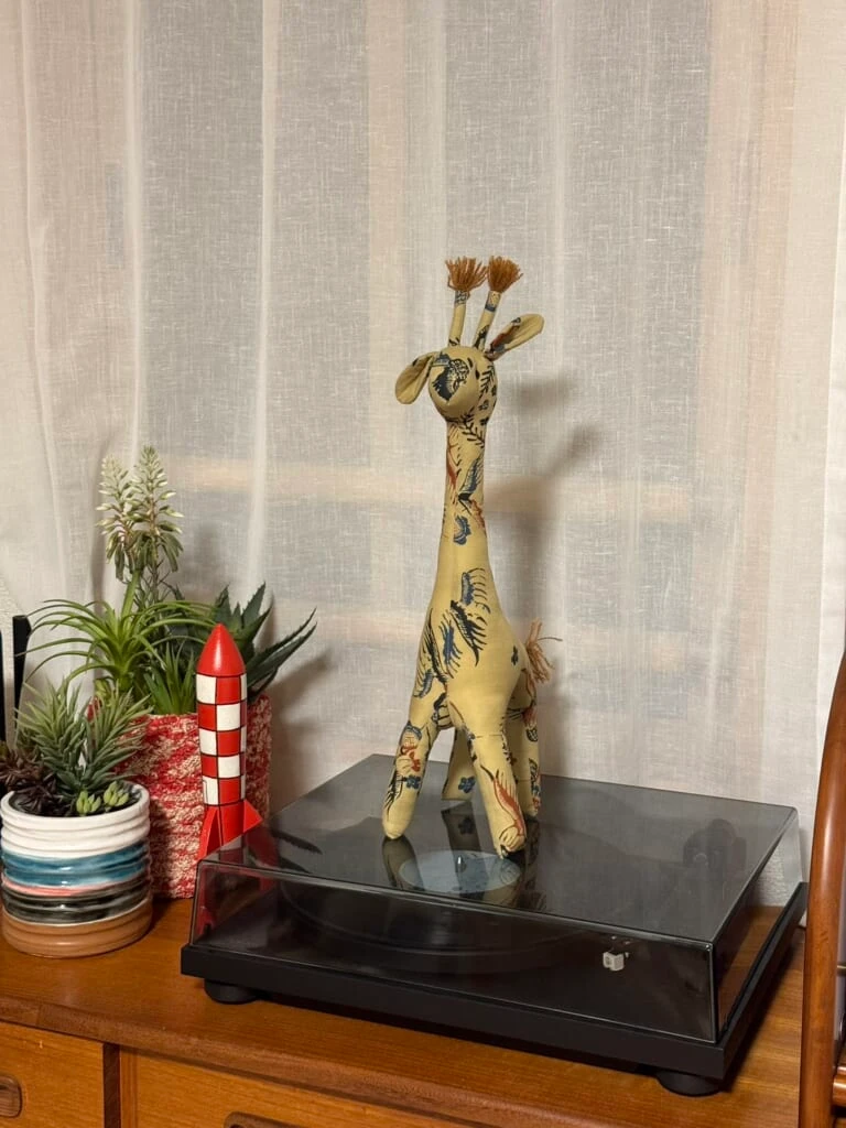 アジアンオープントロフィーのジャカルタで買ったキリン(友野一希さん撮影)