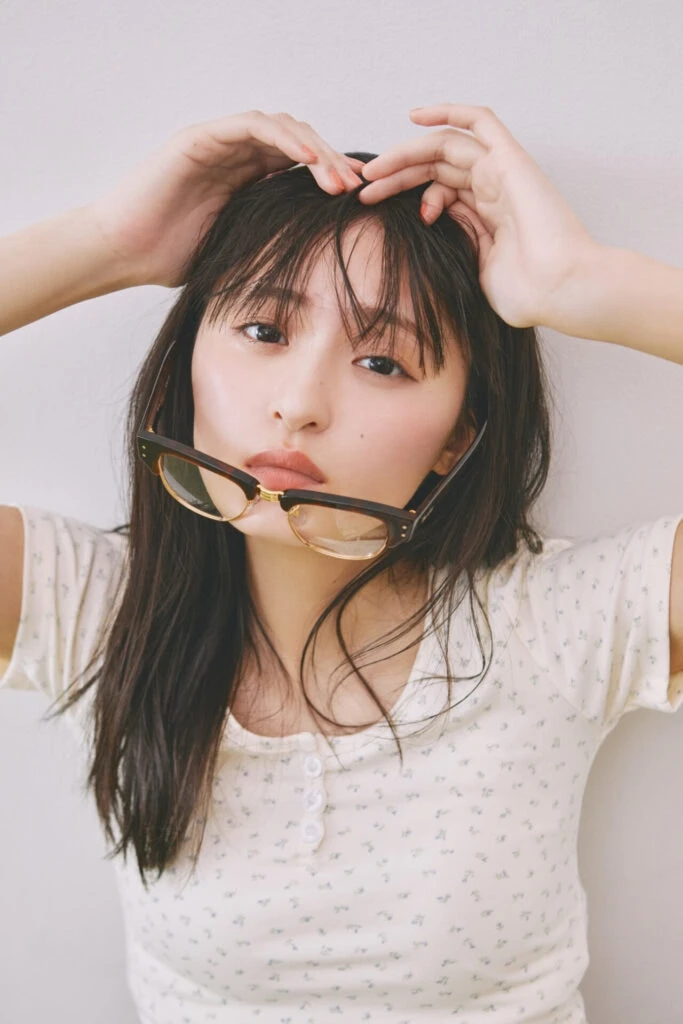 遠藤さくらのラブリーフラワーTシャツの寄り