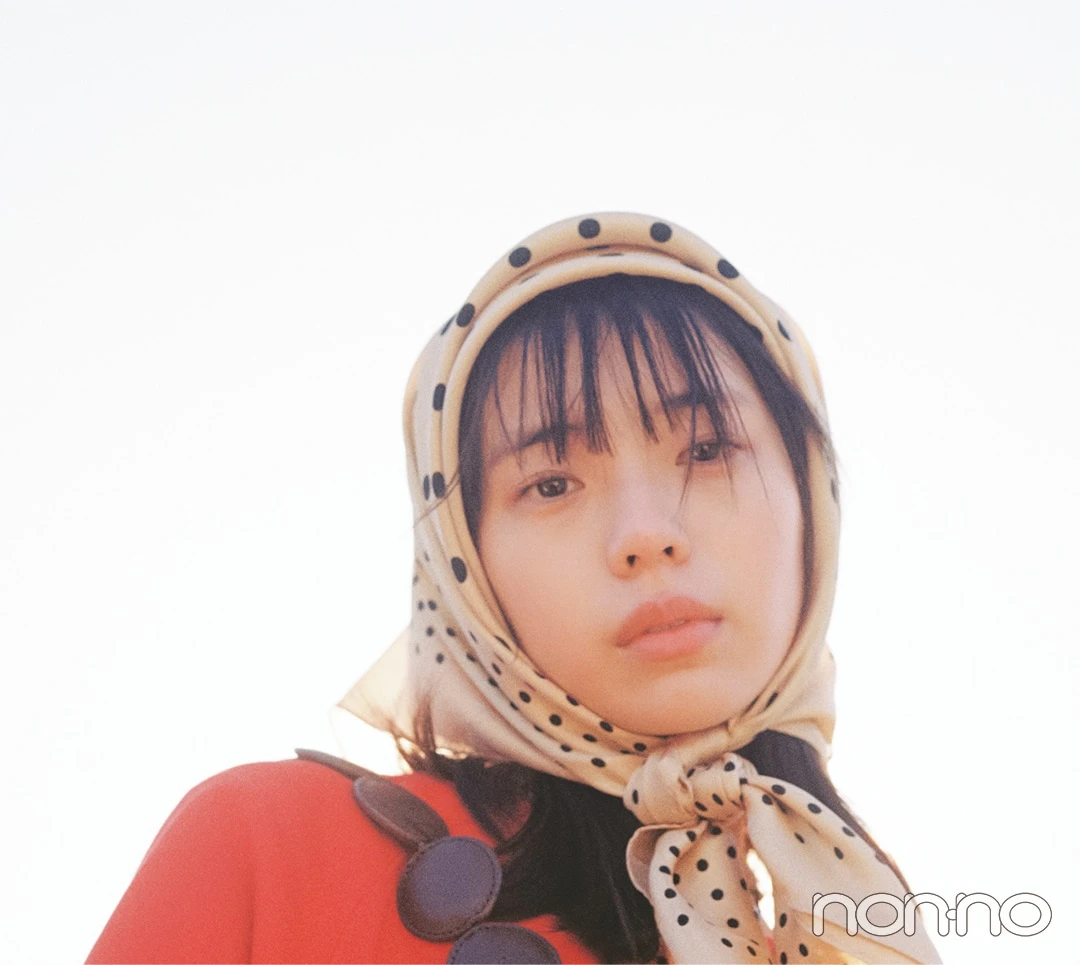 バブーシュカっぽくスカーフを巻いた菊地姫奈