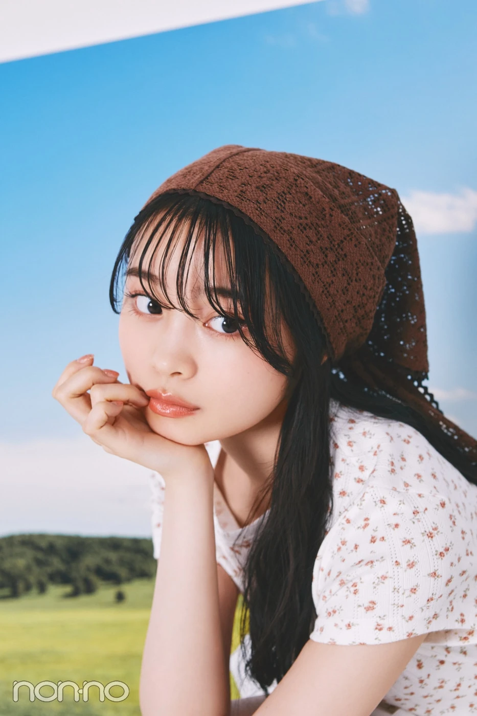 茶色のバブーシュカを付けた林芽亜里