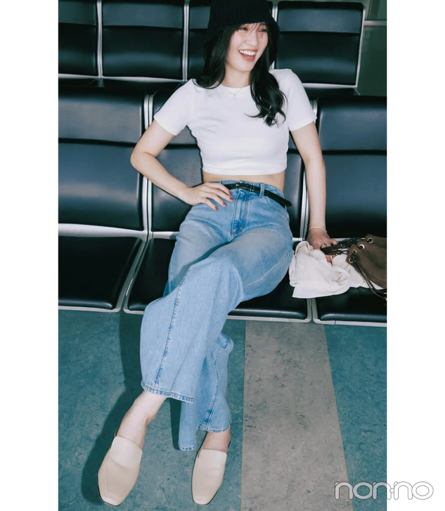 白Tシャツの韓国コーデ 肌見せクロップド