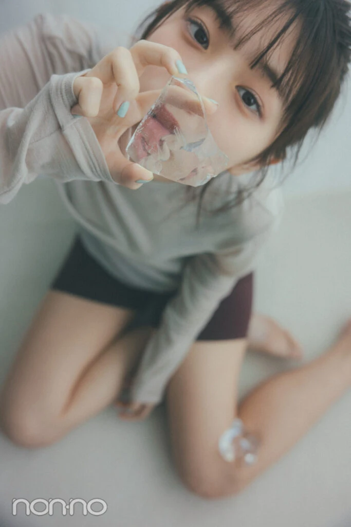 透明な石を顔の前でかざして持っている菊地姫奈