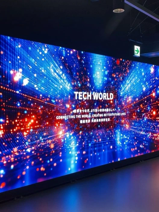 ミニLED幅13メートル、高さ2.4メートル 巨大スクリーン