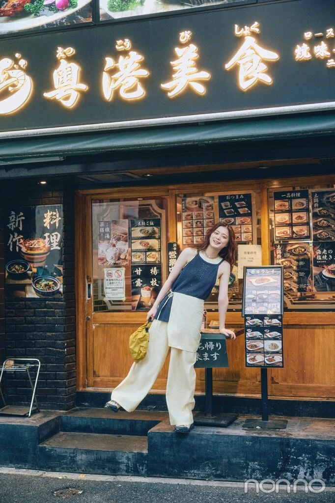 中華料理店の前に立つ紺野彩夏