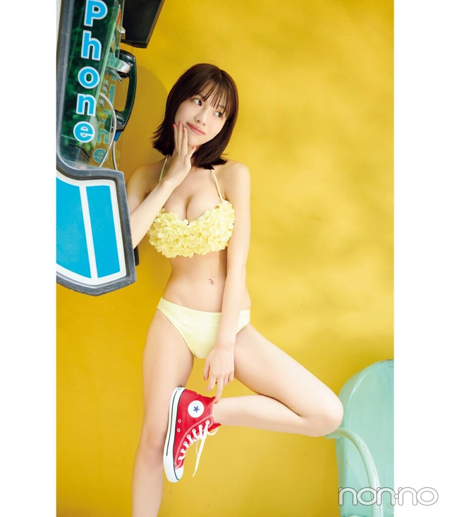菊地姫奈の水着コーデ デコラな立体フラワーの視覚効果で盛る