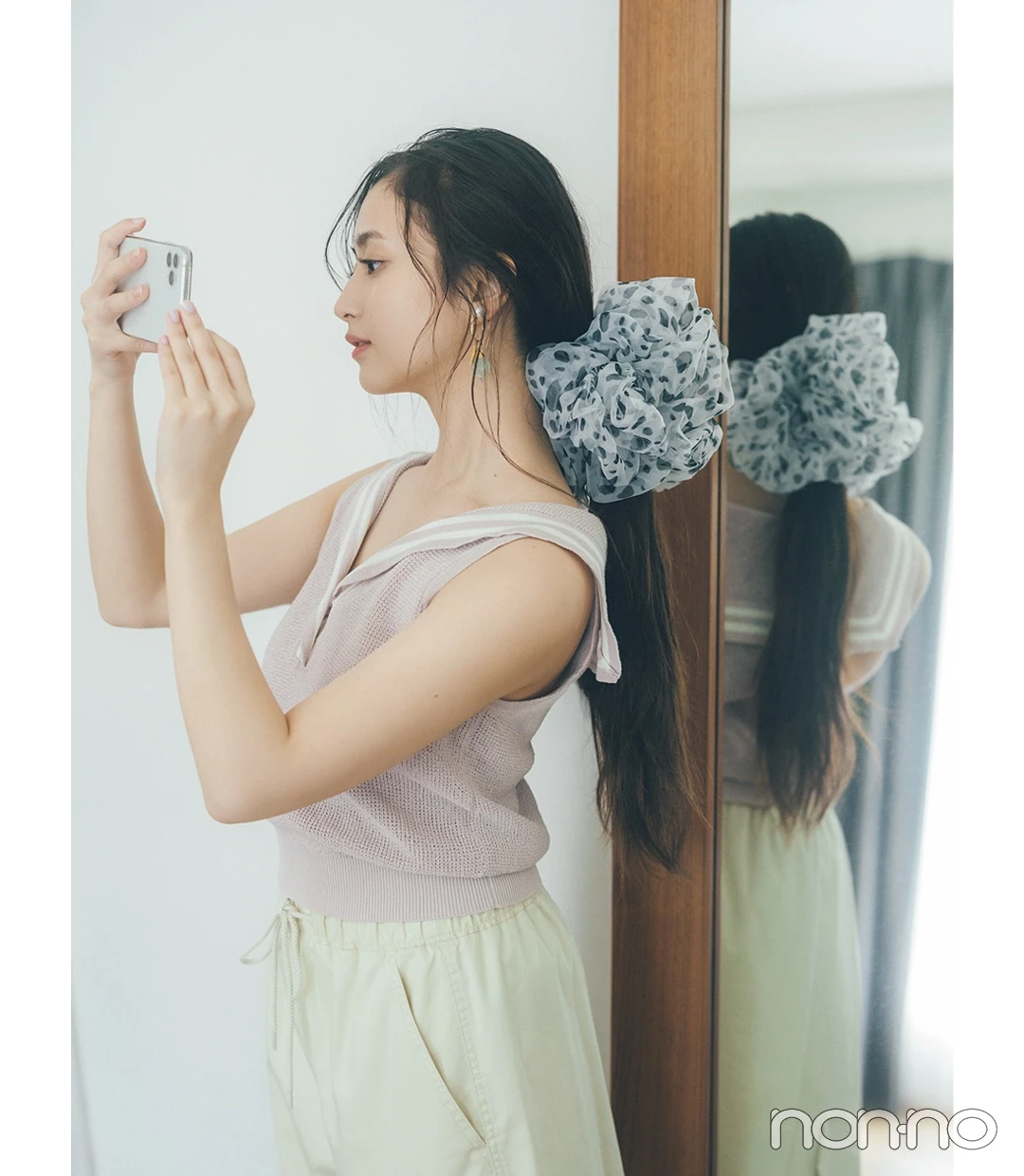 フォトジェニックな写真を撮るアイディア7 鏡越しバックカットを撮るならセーラー衿とビッグシュシュで