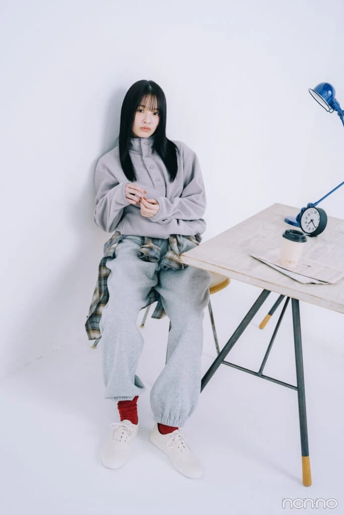 無印良品のスウエットワイドパンツを履いた横田真悠